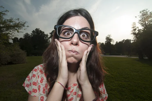 Meisje met grote glazen op het park — Stockfoto