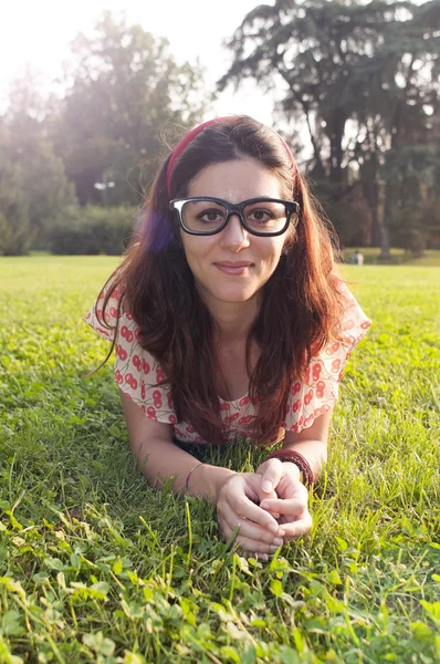 Menina com óculos grandes no parque — Fotografia de Stock