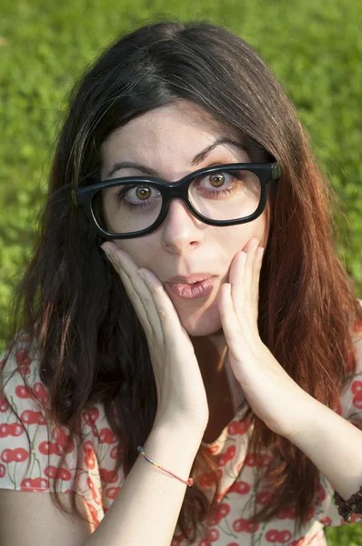 Meisje met grote glazen op het park — Stockfoto