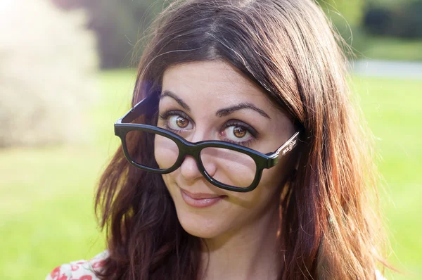 Dziewczyna w dużych okularach w parku — Zdjęcie stockowe