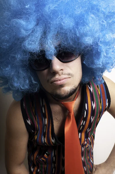 Crazy guy with sunglasses and blue wig — Stock Photo, Image