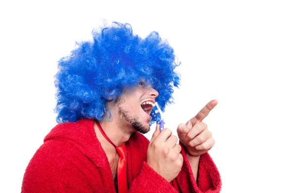 Homem louco com uma escova de dentes, peruca e roupão de banho cantando — Fotografia de Stock