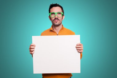 adam holding beyaz pano