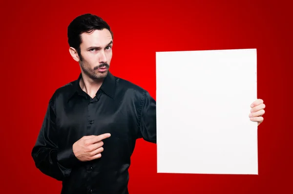 Homem segurando placa branca em branco no backgroud vermelho — Fotografia de Stock