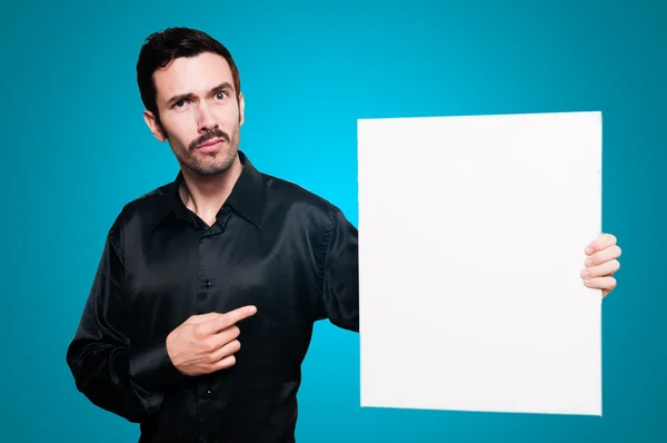 Mann hält weiße Tafel auf blauem Hintergrund — Stockfoto