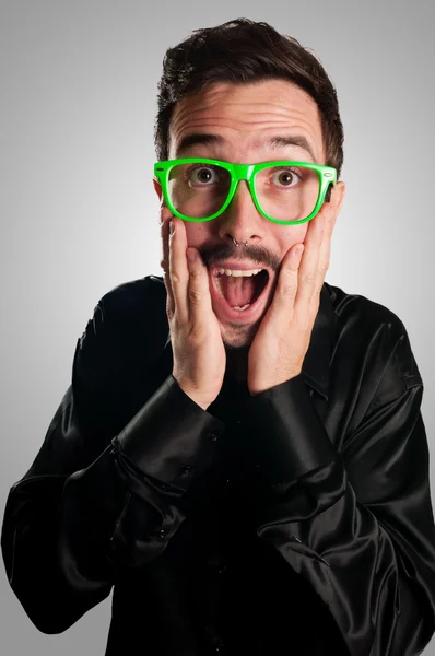 Homem assustado com óculos verdes — Fotografia de Stock