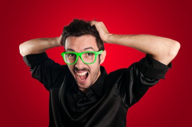 adam Yeşil gözlük ile çığlık