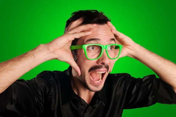 Hombre gritando con anteojos verdes — Foto de Stock