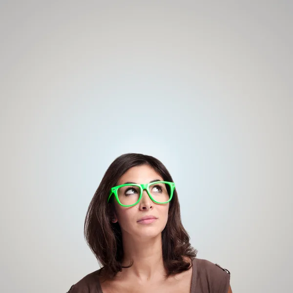 Hermosa chica pensando con gafas verdes —  Fotos de Stock