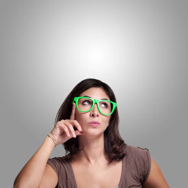 Menina bonita pensando com óculos verdes — Fotografia de Stock