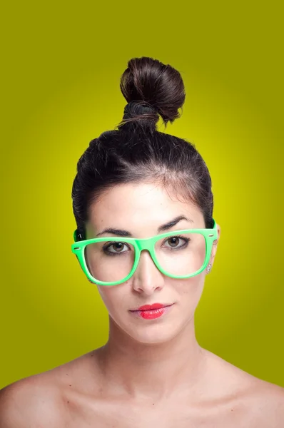 Bella ragazza con occhiali verdi — Foto Stock