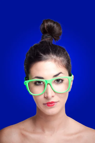 Hermosa chica con gafas verdes — Foto de Stock