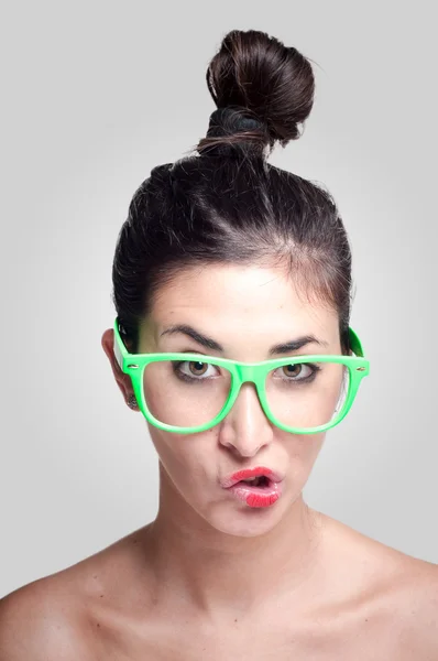 Hermosa chica con gafas verdes — Foto de Stock