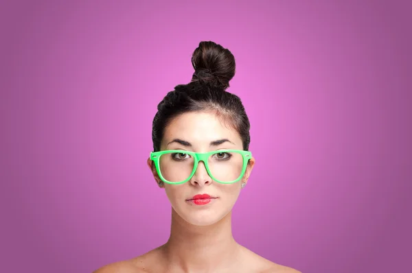 Krásná dívka s zelené brýle — Stock fotografie