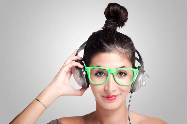 Beautiful girl listening to music with headphones — Stock Photo, Image