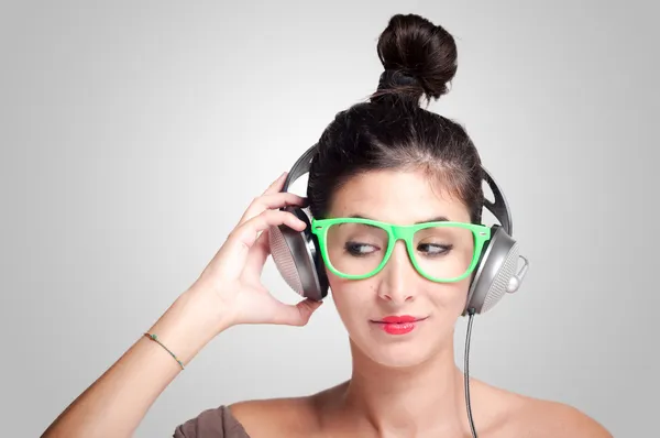 Mooi meisje muziek met een hoofdtelefoon beluisteren — Stockfoto