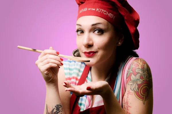 Beautiful tattooed pinup cook girl — Stock Photo, Image