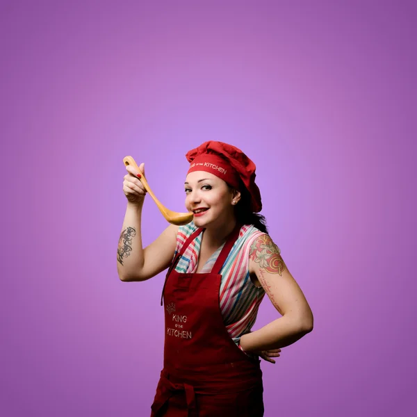 Bela tatuado pinup cozinheiro menina — Fotografia de Stock