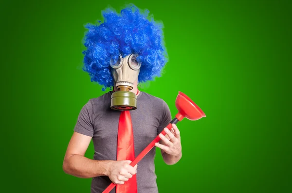 Pria lucu dengan gas mak, wig biru dan plunger merah — Stok Foto