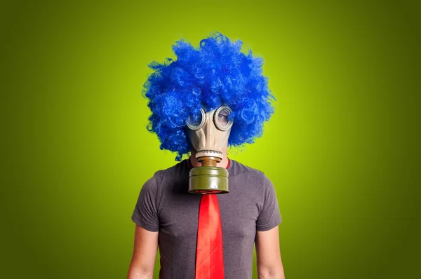 Hombre con peluca azul y máscara de gas — Foto de Stock