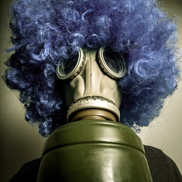 Man with blue wig and gas mask — Stockfoto