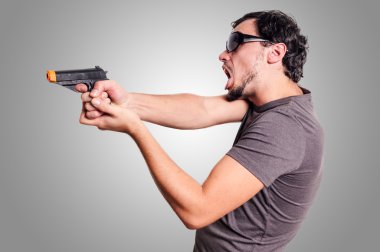 kötü adam silahla