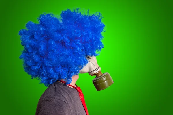 Man with blue wig and gas mask — Stock Photo, Image