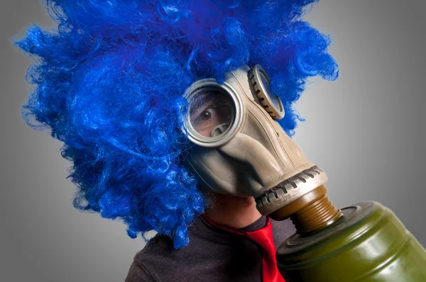 青のかつらと防毒マスクを持つ男 — ストック写真