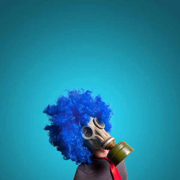 Man with blue wig and gas mask — Stock Photo, Image