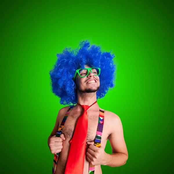 Lustiger Kerl nackt mit blauer Perücke und roter Krawatte — Stockfoto