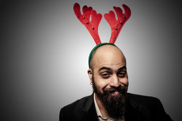 Улыбающийся бородатый рождественский мужчина со смешными выражениями лица — стоковое фото