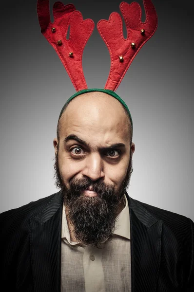 Weihnachtsbärtiger Mann mit lustigen Gesichtszügen — Stockfoto