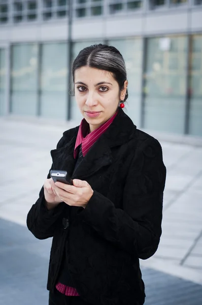 Menina de negócios no telefone — Fotografia de Stock