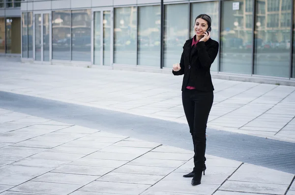 Smiling business girl on the phone — Stock Photo, Image