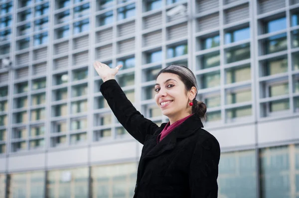 Chica de negocios mostrando — Foto de Stock