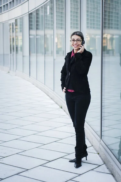 Sonriente chica de negocios en el teléfono — Foto de Stock