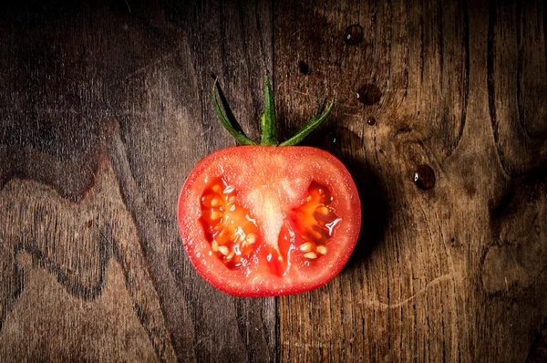 Mezzo pomodoro su legno — Foto Stock