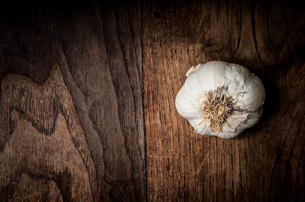 Garlic on wood — Stock Photo, Image