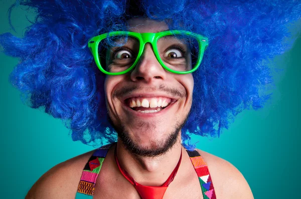 komik adam mavi peruk ve kırmızı kravat ile çıplak