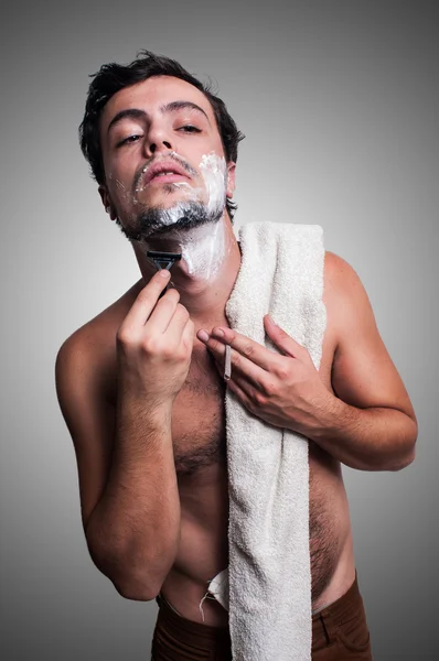 Sexy Mann, der sich den Bart rasiert — Stockfoto