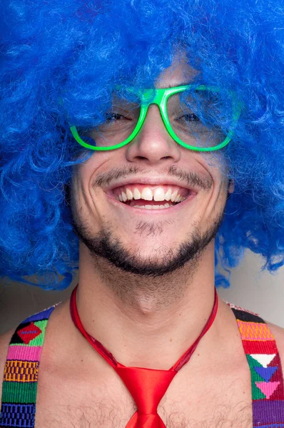 Komik adam mavi peruk ve kırmızı kravat ile çıplak — Stok fotoğraf