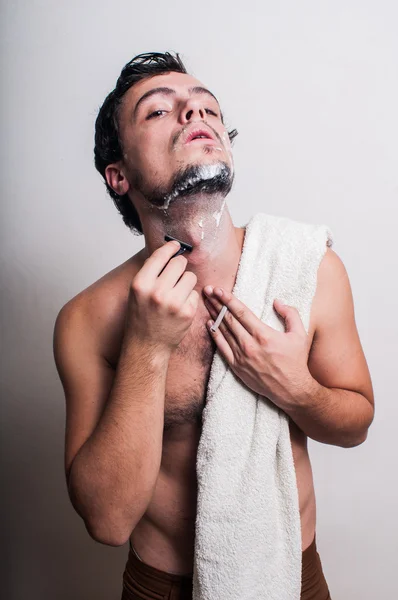 Sexy Mann, der sich den Bart rasiert — Stockfoto