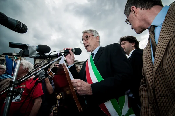 Giuliano Pisapia en la celebración de la liberación — Foto de Stock