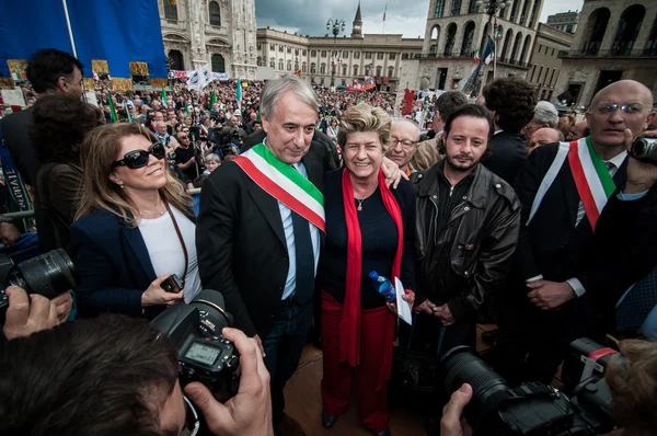 Pisapia y Camusso en celebración de la liberación — Foto de Stock