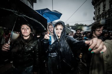 Mayıs günü tezahürü rave partisi