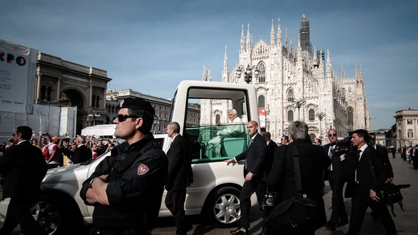 Papež Benedikt xvi. navštíví milan v roce 2012 — Stock fotografie