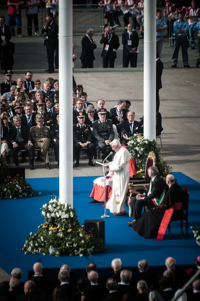 教皇ベネディクト 16 世は、2012 年にミラノを訪問します。 — ストック写真