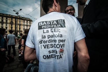 Papa ve kiliseye karşı protesto