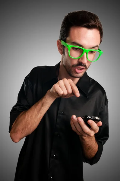 Homem engraçado segurando telefone — Fotografia de Stock