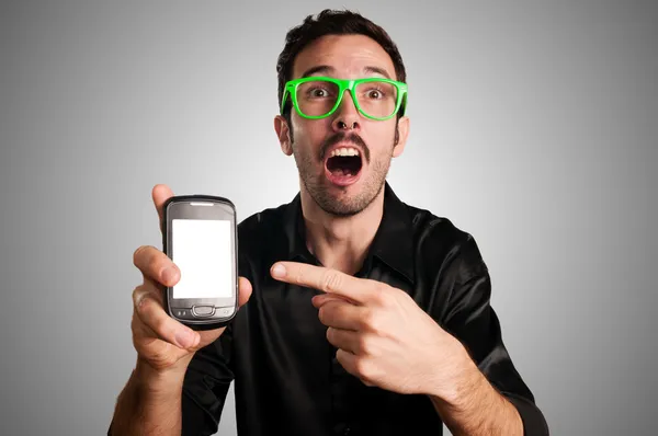 Homem engraçado mostrando telefone — Fotografia de Stock